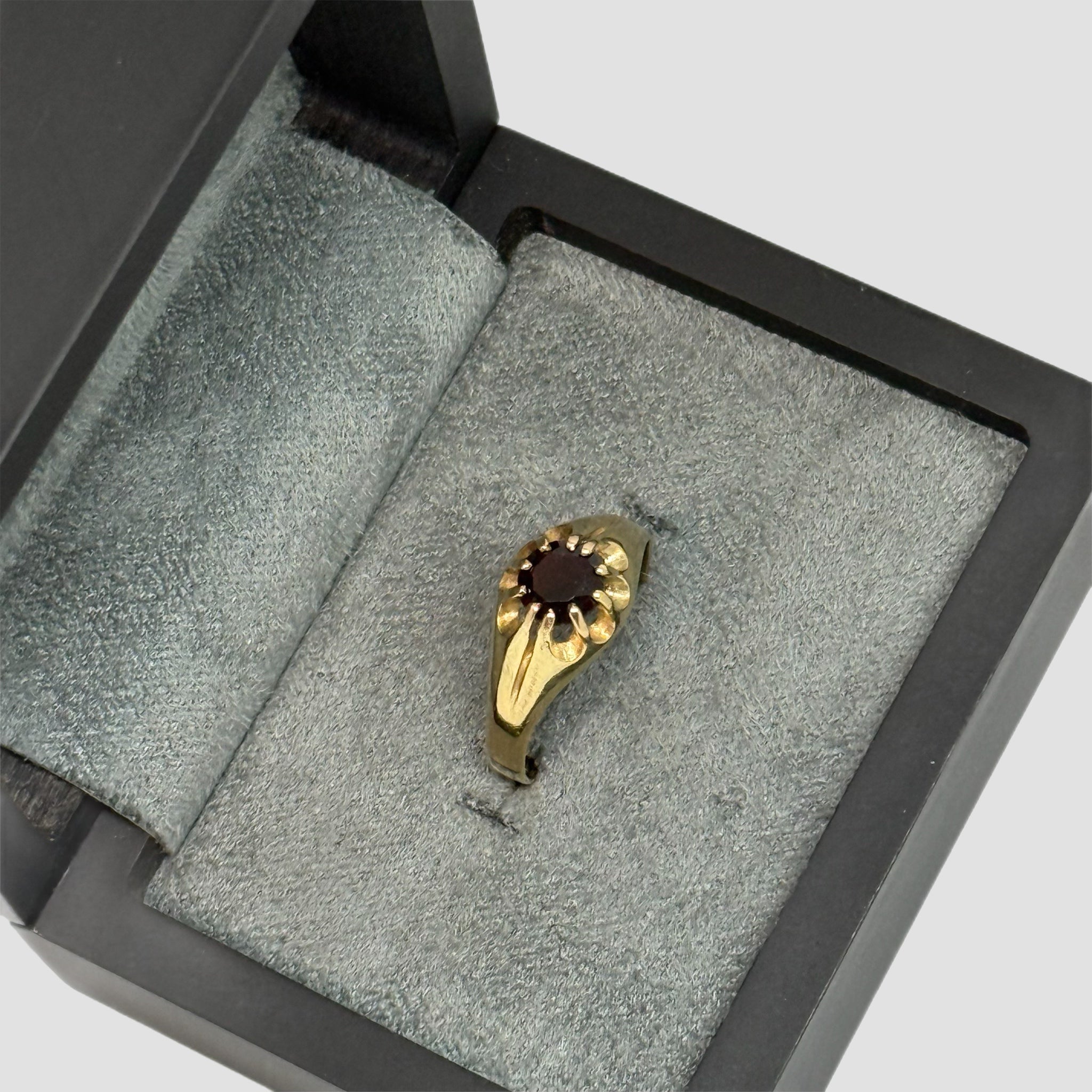 9ct Yellow Gold Garnet Ring