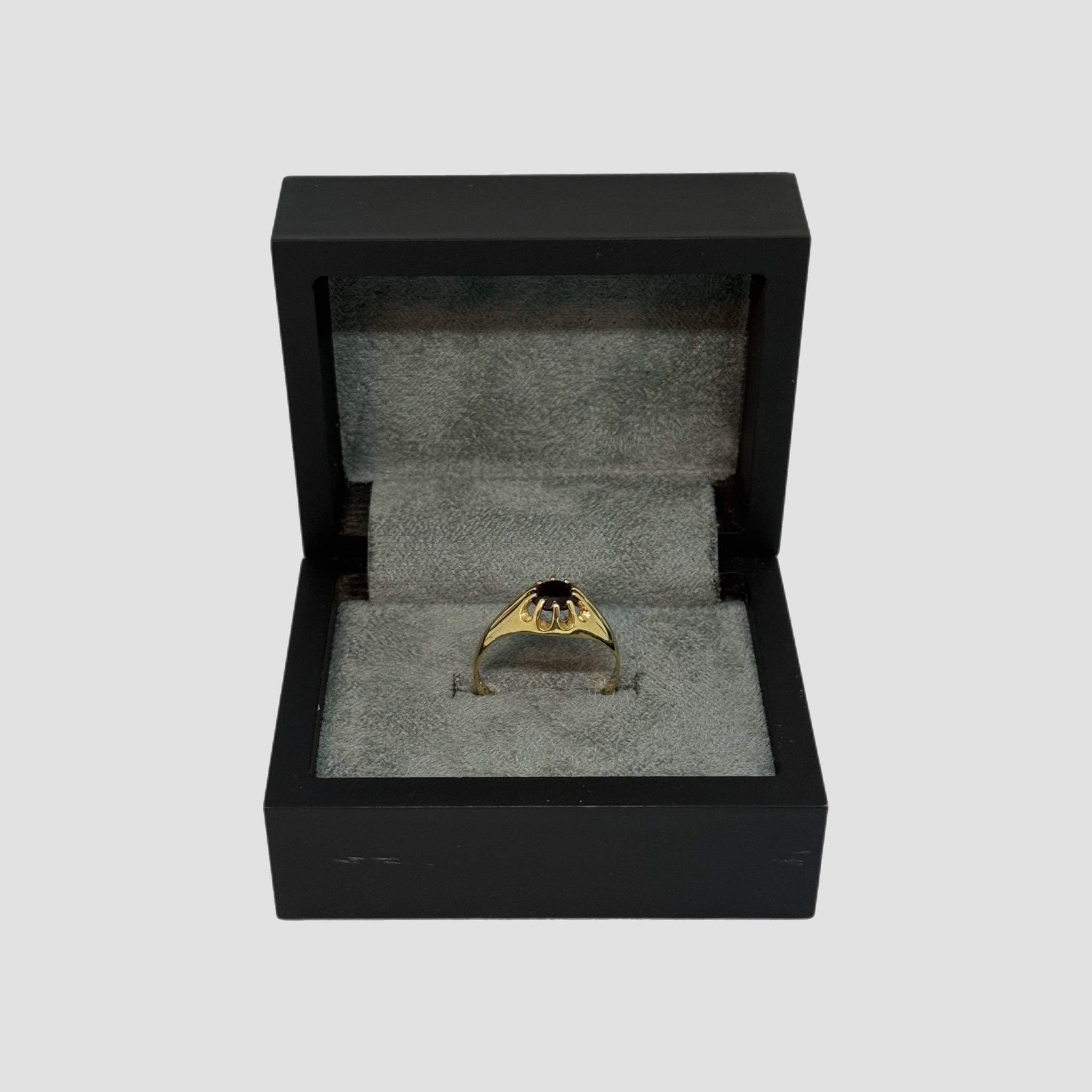 9ct Yellow Gold Garnet Ring