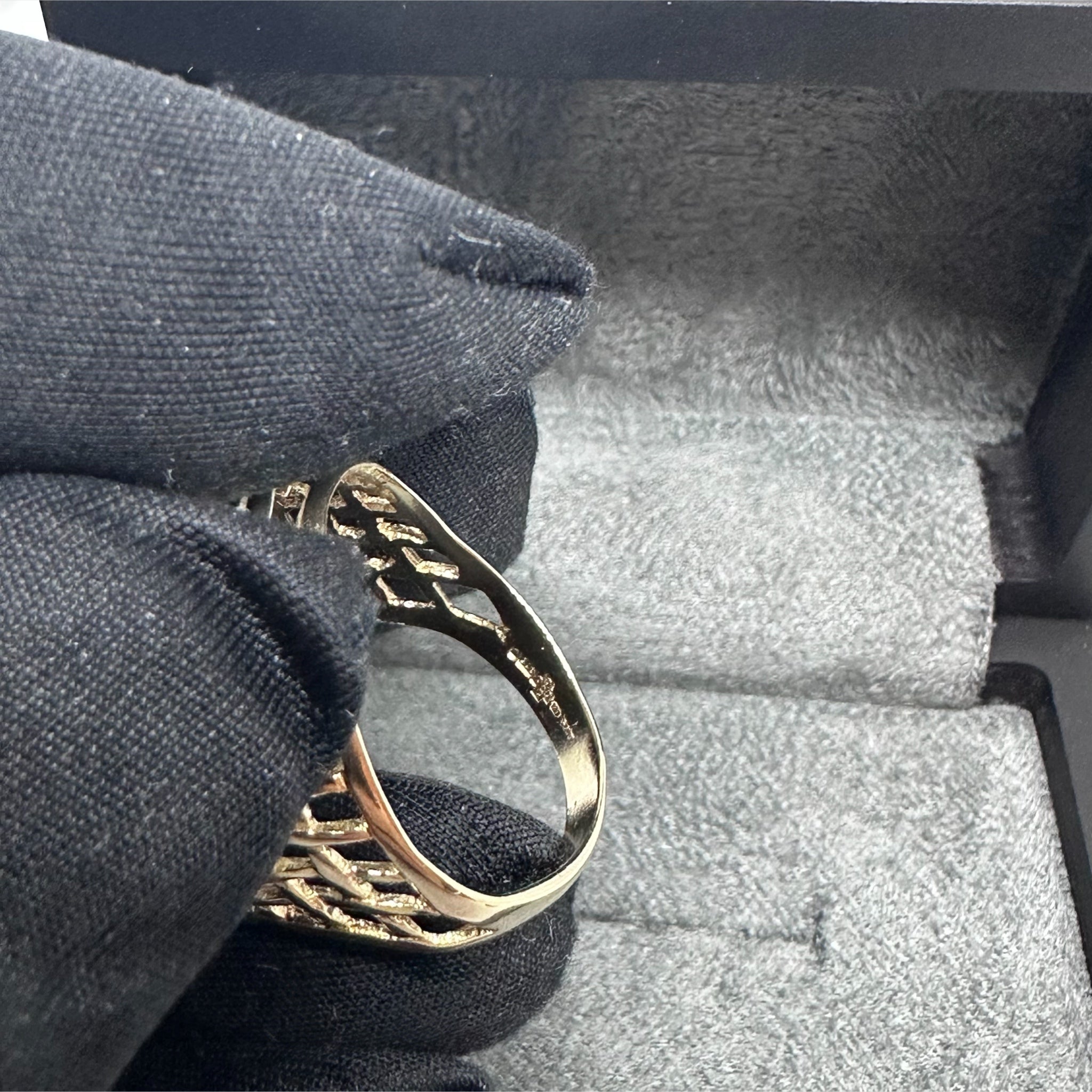 Mother Of Pearl Half Sovereign Ring