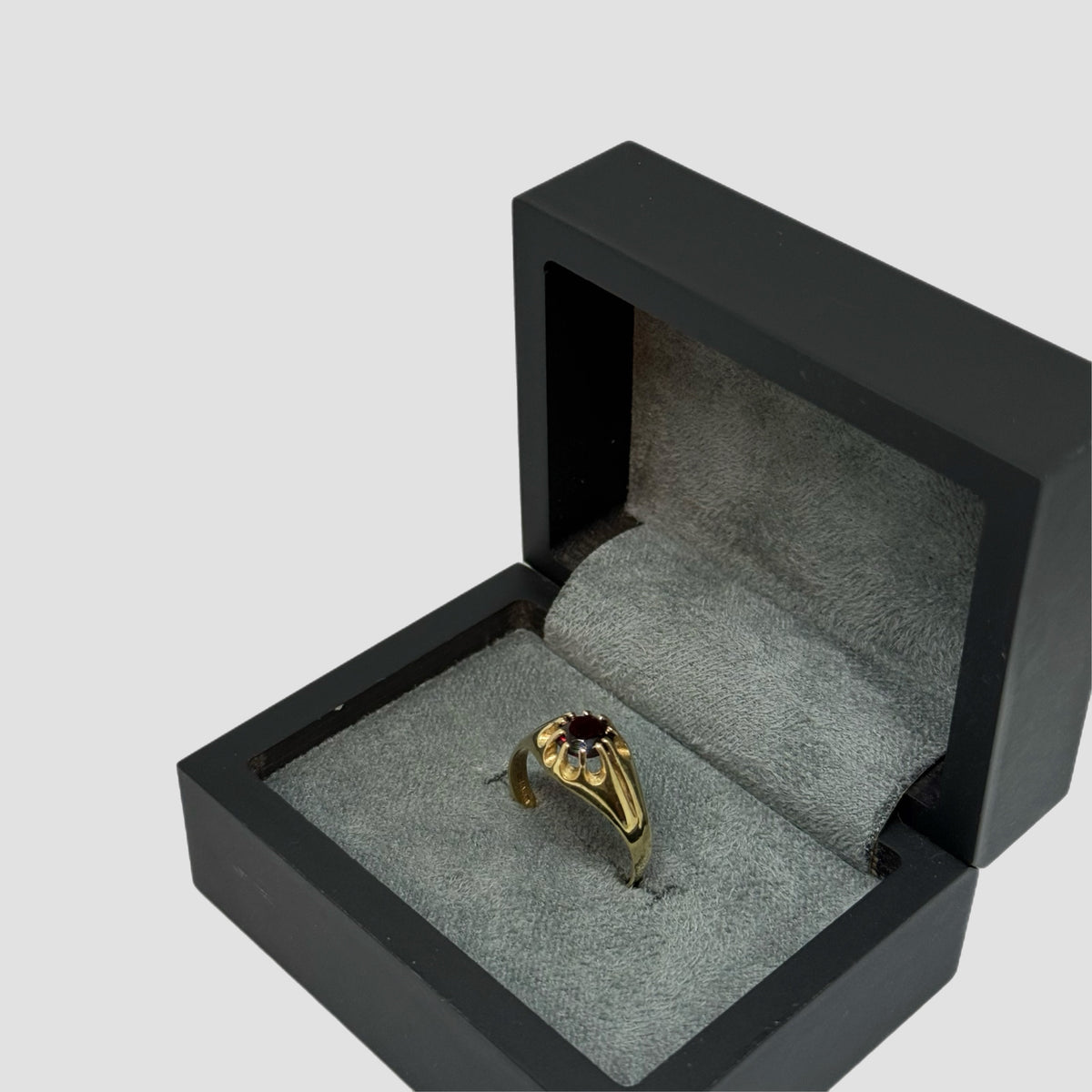 9ct Yellow Gold Garnet Ring