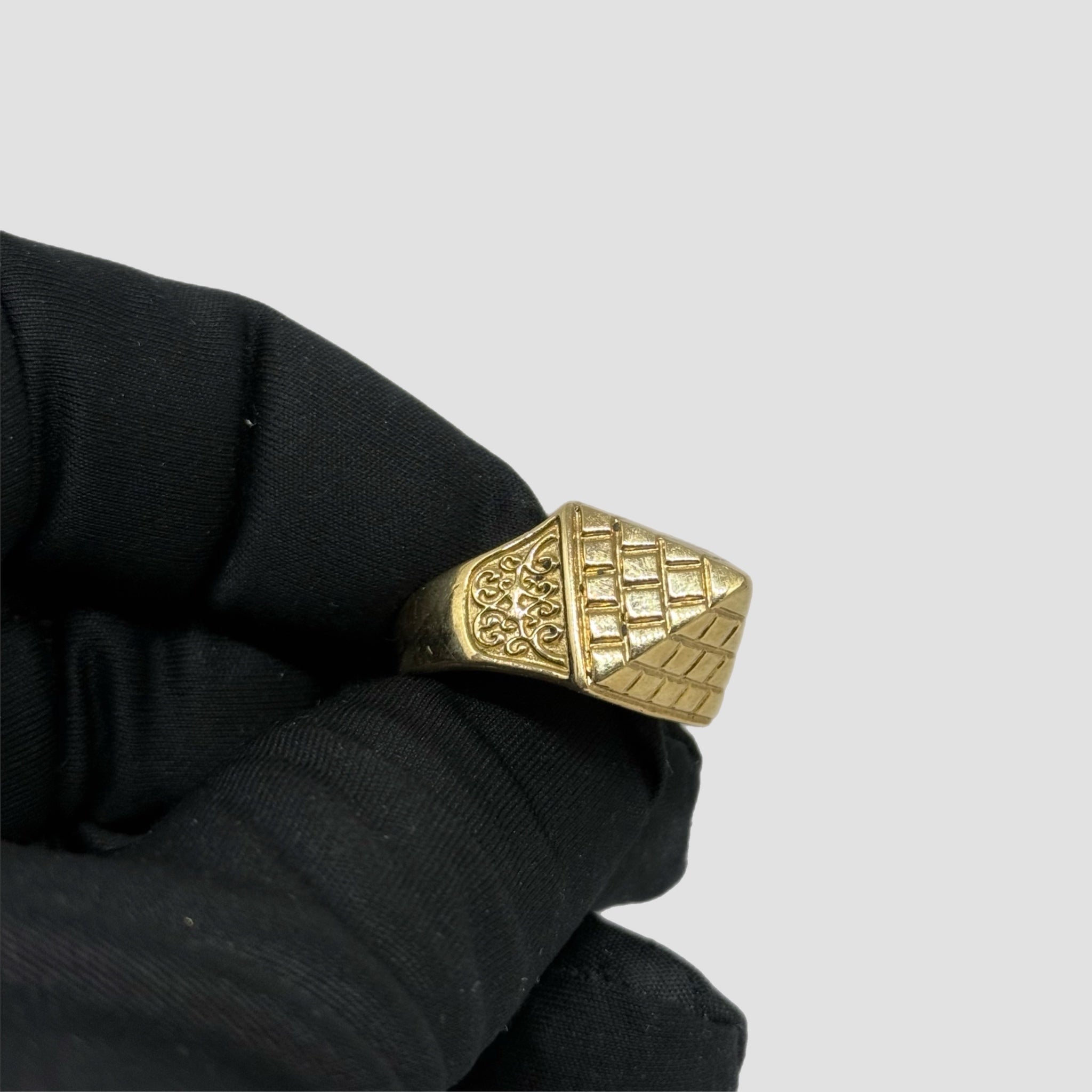 9ct Pyramid Ring