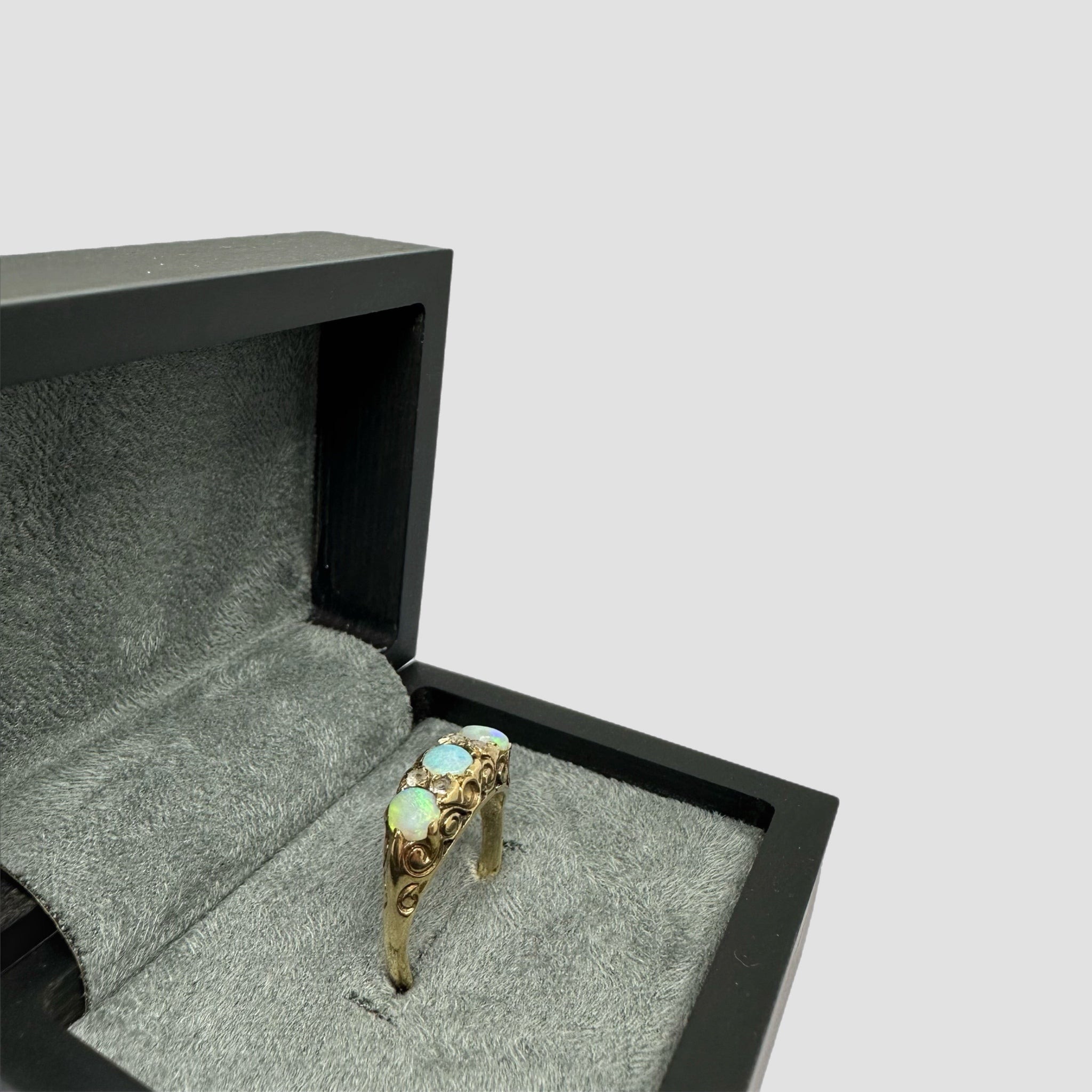 Vintage 9ct Gold Opal Gypsy Ring