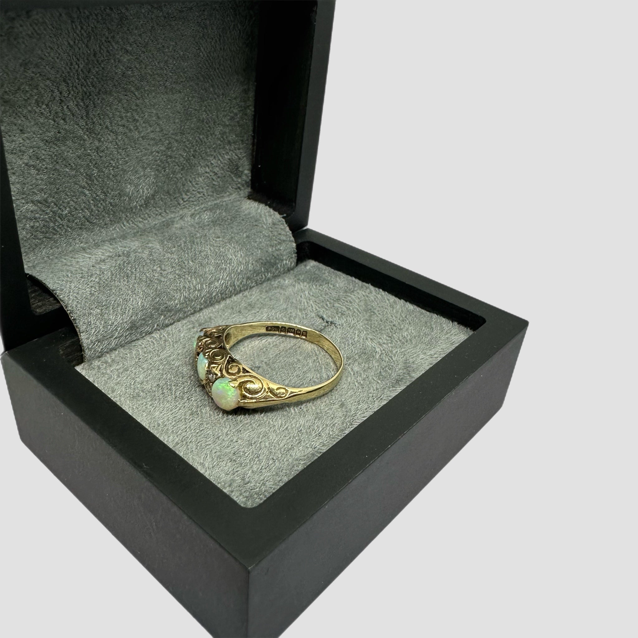 Vintage 9ct Gold Opal Gypsy Ring