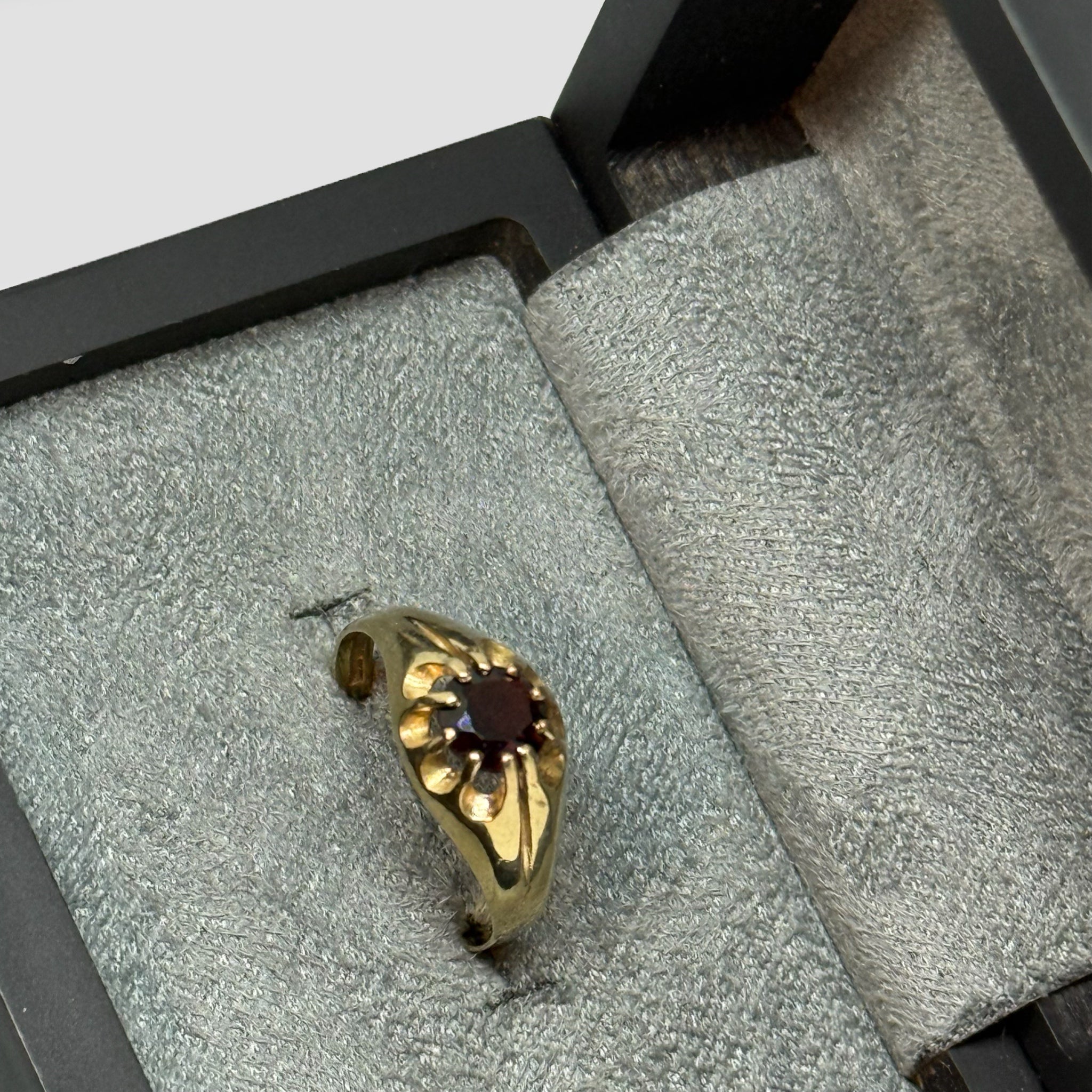 9ct Yellow Gold Garnet Ring