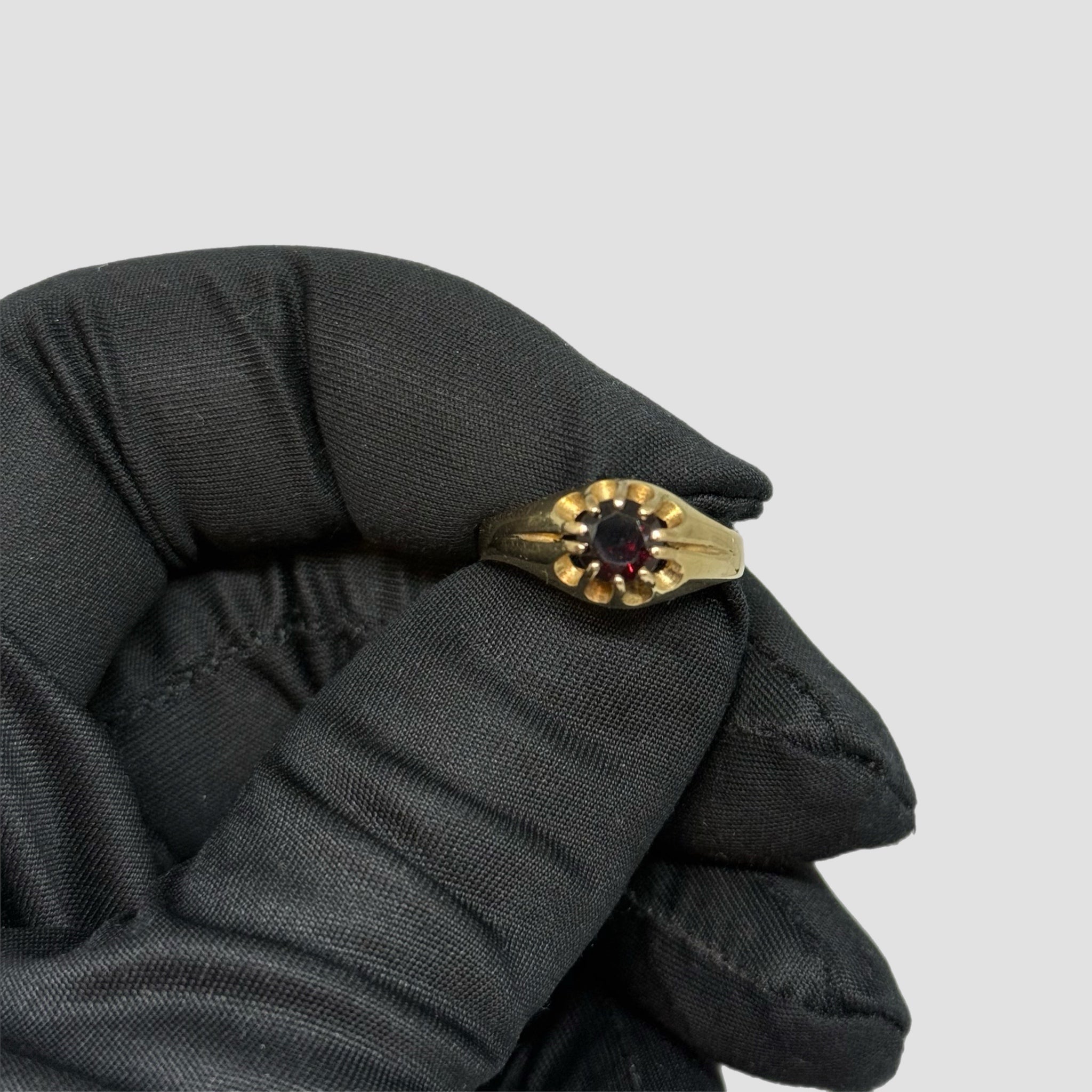 9ct Yellow Gold Garnet Ring